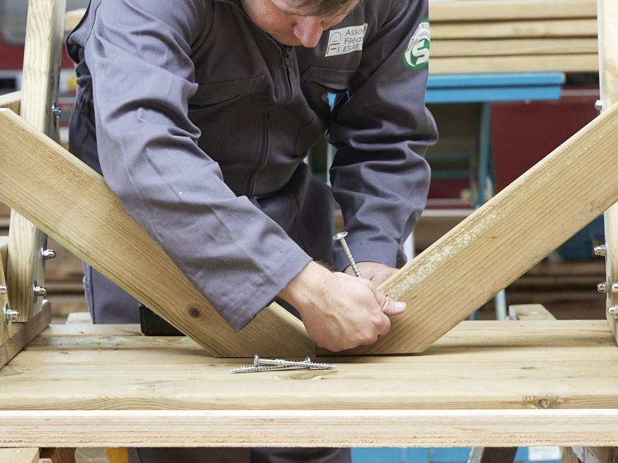 Assemblage d’une pièce en bois à l’atelier menuiserie